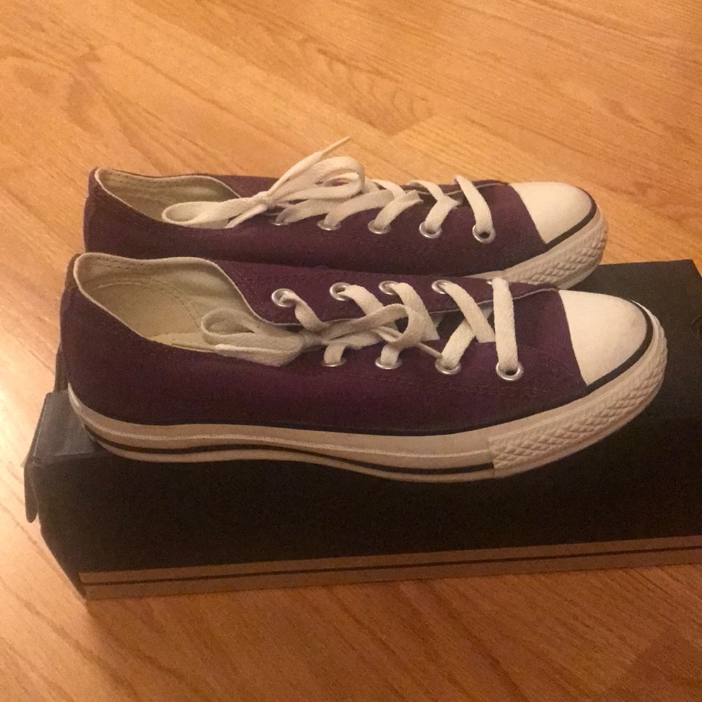 Converses purple low top